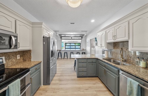 Thomas Drive House | NEW! Pool-Sauna-Gym-Pickleball-Bball-Games-Bunks-Beach-Family Retreat