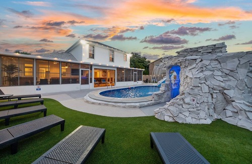 Thomas Drive House | NEW! Pool-Sauna-Gym-Pickleball-Bball-Games-Bunks-Beach-Family Retreat