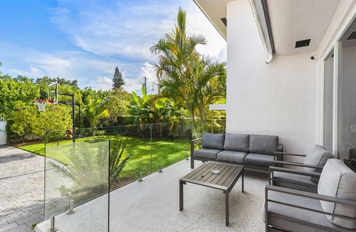 Seybold Villa | New renovated Villa with Pool, sleeps 14, Basketball, Ping Pong, Outdoor Kitchen