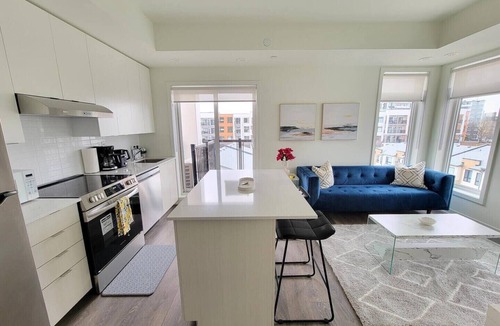 Toronto Condo | New Spacious & Quiet 2 Bed Condo with Parking