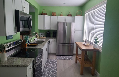 Branford House | Newly Renovated 3 bedroom home close to springs, eateries, markets, and downtown