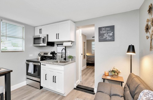 Clearwater House | Newly Updated Modern 1-Bedroom Private Guesthouse