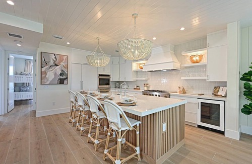 Ilexhurst House | Nirvana Sunset~Across from Beach, Heated Pool/Spa!