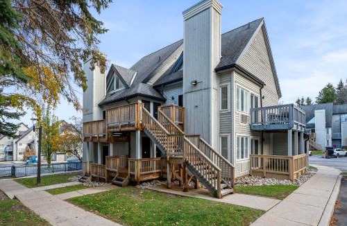 Craigleith Apartment | Northern Tranquility Ski-In-Out Pool Shuttle
