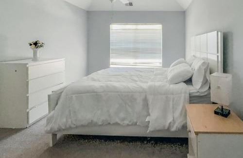 Greenbrier West Apartment | Nyakio Suite