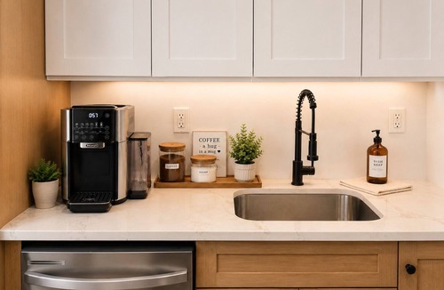 West New York Apartment | NYC Skyline Views 20 min to Times Square Sleeps 11