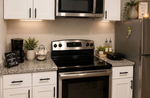 East Lake Woodlands House | Oakleaf Retreat | Modern 2-Bedroom Townhouse Patio Garage