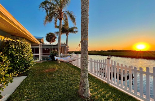 Spring Hill House | Oasis on the Gulf, screened pool, sunset, kayaks!