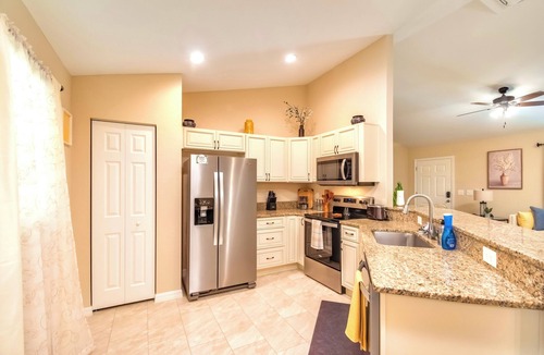 Ocala House | Ocala Oasis Screened Lanai & Fire Pit Large Master Bedroom