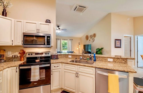 Ocala House | Ocala Oasis Screened Lanai & Fire Pit Large Master Bedroom