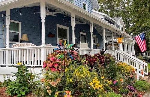 South Rehoboth House | Ocean Block Rehoboth Beach House 7 Primary Suites Parking/Courtyard