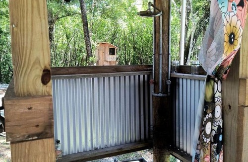 Waynesville House | Off-Grid Riverfront Cabin Near Satilla River, Georgia
