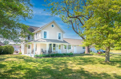 Egg Harbor City House | Old Charm Farmhouse for Nature Lovers, 20 miles form OC