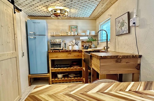 Aripeka Apartment | Old Florida bungalow on a tranquil Gulf Island Perfect for Couples or Anglers