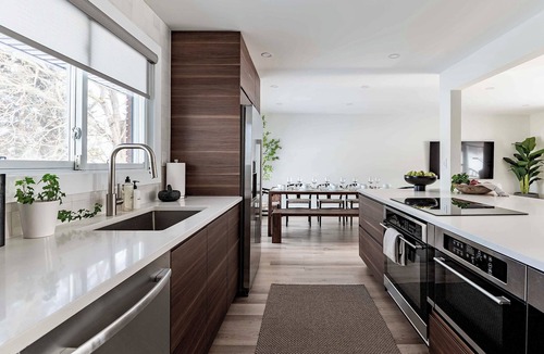 Thorold House | On Cloud Wine | Modern Bungalow | Bubbly Bar, Fire Pit, Badminton