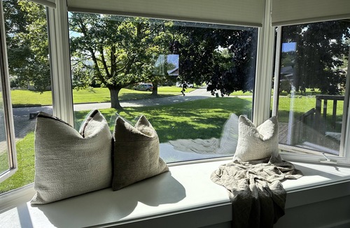 Thorold House | On Cloud Wine | Modern Bungalow | Bubbly Bar, Fire Pit, Badminton
