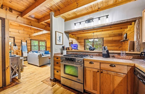 Charter Hills Cabin | On The Rocks: Beech Mtn Getaway w/Hot Tub & Fire Pit