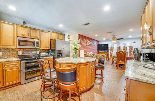 South Apopka House | Orlando-Area Family Oasis w/Lanai, Pool & Yard