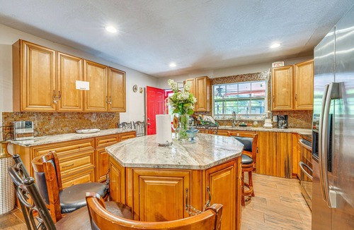 South Apopka House | Orlando-Area Family Oasis w/Lanai, Pool & Yard