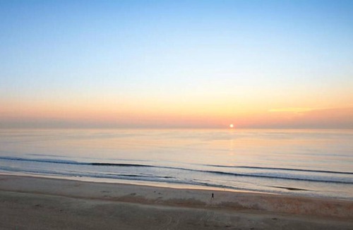 Volusia County Resort | Ormond Beach beachfront studio with view of the Atlantic Ocean.