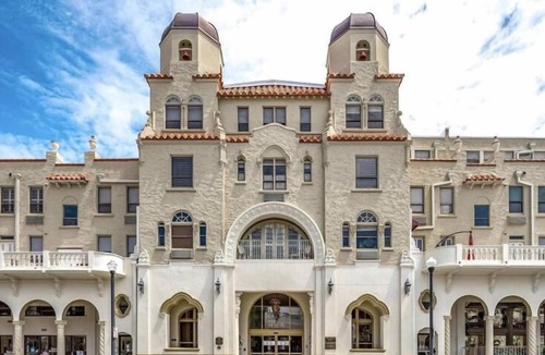 Palm Beach Apartment | Palm Beach Chic Studio-kitchenette,pool,fast WiFi,Valet parking,walk to beach