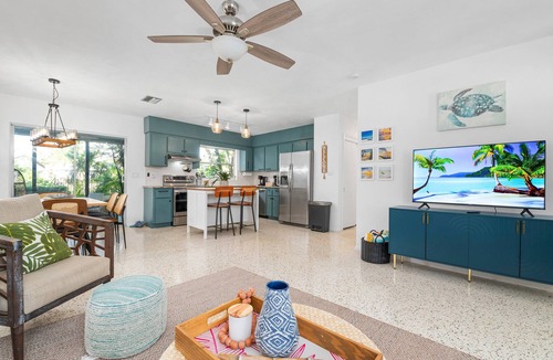 Bradenton House | ⚓Palma Sola Oasis! Cozy tropical home w/Putting Green & Hot tub minutes from AMI!⚓