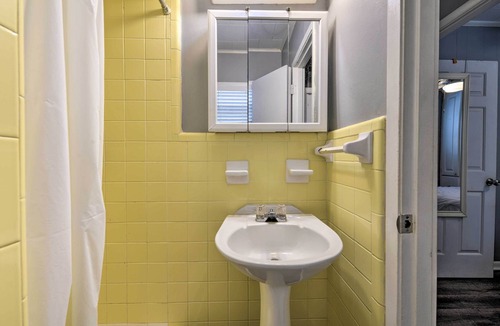 Thomas Drive Condo | Panama City Beach Condo: Pool & Beach Access!