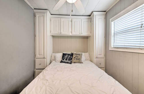 Thomas Drive Condo | Panama City Beach Condo: Pool & Beach Access!
