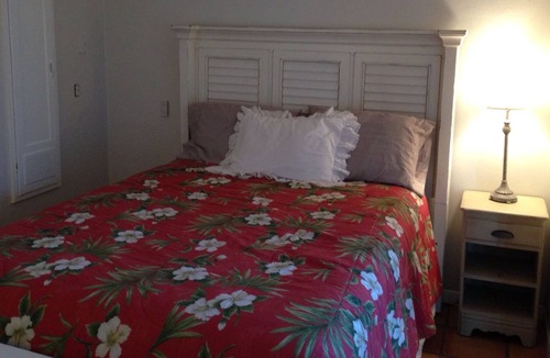 Pass-a-Grille Cottage | Pass a Grille- 30 Steps to sand! 1400 sq feet. 2 bd/ 2 ba. Walk to dining. Pets