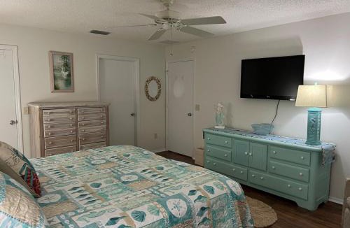 Lynnhaven Villa | Patio villa w golf cart and active hosts