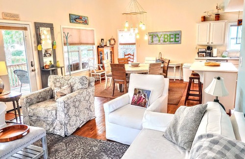 Savannah Beach House | Peaceful House on South Island with Bikes- discounts on weekly summer stays!