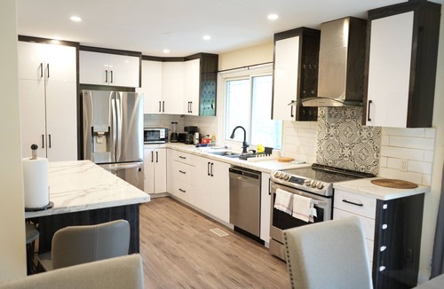 Kitchener House | Peaceful Kitchener Getaway 5BR Home w/BBQ & Modern Kitchen