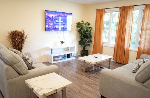 Kitchener House | Peaceful Kitchener Getaway 5BR Home w/BBQ & Modern Kitchen