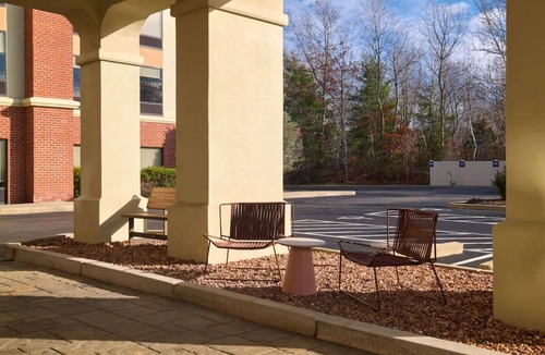 Smithfield Hotel | Peaceful Smithfield Stay: Free Hot Breakfast & Swimming Pool Access