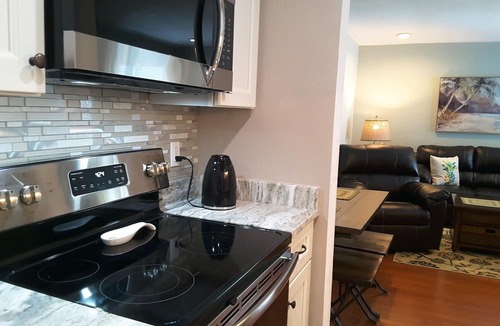 Madeira Beach Condo | Pearl of The Sea, 1 BDRM Condo, 2nd floor, heated pool, 2 min walk to the beach