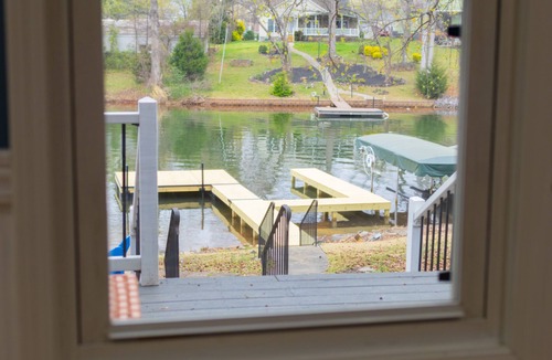 Inman House | Perfect 4-bedroom house in tranquil Lake Bowen waterfront