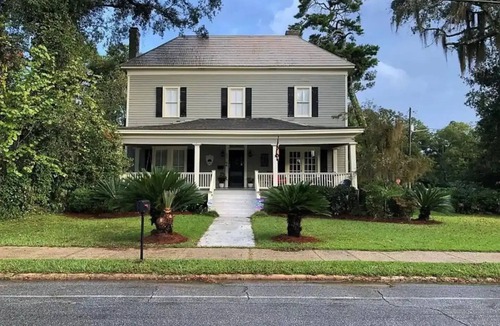 Bainbridge House | Perfect 5-bedroom Historic Home within walking distance of Downtown