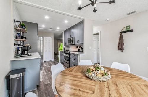 Port Tampa City House | Perfect Getaway! Hot Tub, Lounge Deck & 5 minutes to Beach.
