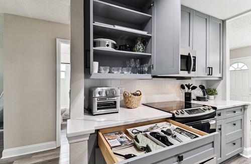 Port Tampa City House | Perfect Getaway! Hot Tub, Lounge Deck & 5 minutes to Beach.