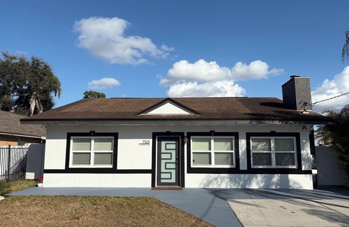 Pinecrest West Park House | Perfect Tampa Getaway! 3 Bed, 2 Bath, Pergola, BBQ Grill & Spacious Yard.