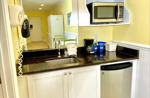 Atlantic Beach Hotel | Pet-friendly, 3 Blocks to Beach, Pool, #105