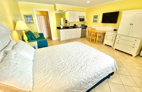 Atlantic Beach Hotel | Pet-friendly, 3 Blocks to Beach, Pool, #110