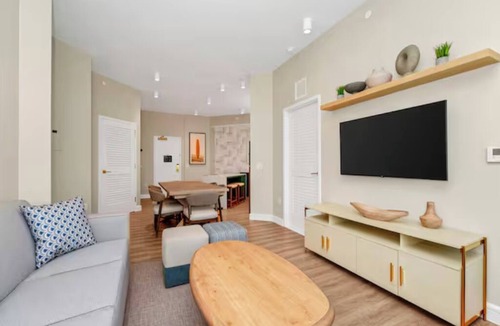 Bay Lake Hotel | Pet-friendly Accommodation in Orlando! Onsite Parking, Pool and Free Breakfast!