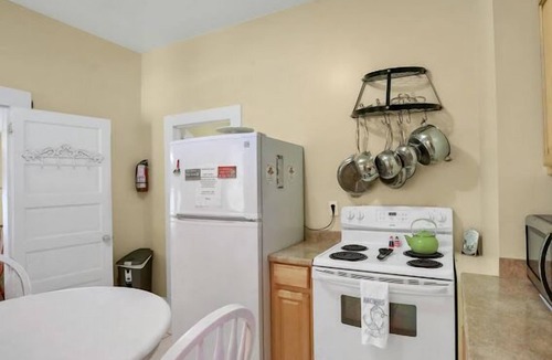 St. Augustine Cottage | Pet friendly, but please check traveling with pets, with short walk to town.
