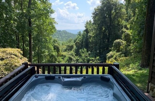 Ferguson Cabin | Pet-Friendly,Cedar Cabin, Spa Tub, WiFi,Fireplace