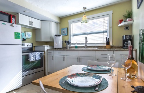 Pass-a-Grille House | Pet-Friendly Cozy Beach Bungalow | 1 Min to Pass-a-Grille Beach with Parking