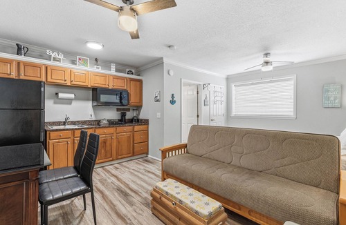 Flagler Beach Condo | 🐾Pet Friendly Flagler Beach Studio | Pool | Plaza Caribe 8 Beach Bliss🌴