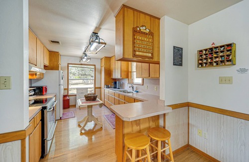 Harper House | Pet-Friendly Hill Country Retreat w/Deck!