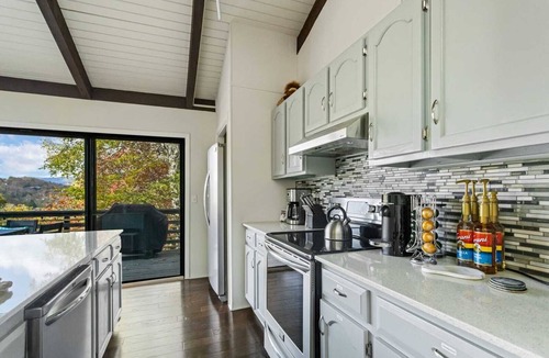 Sugar Mountain Cabin | Pet-Friendly Mountain Cabin with Hot Tub Near Sugar Mountain, Sleeps 12