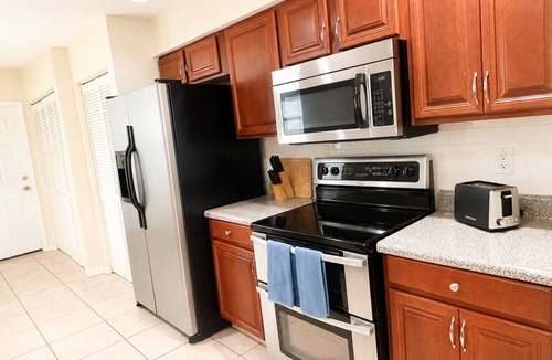 Fellowship House | Pet-Friendly Retreat, 7 Minutes to WEC, Quiet yard